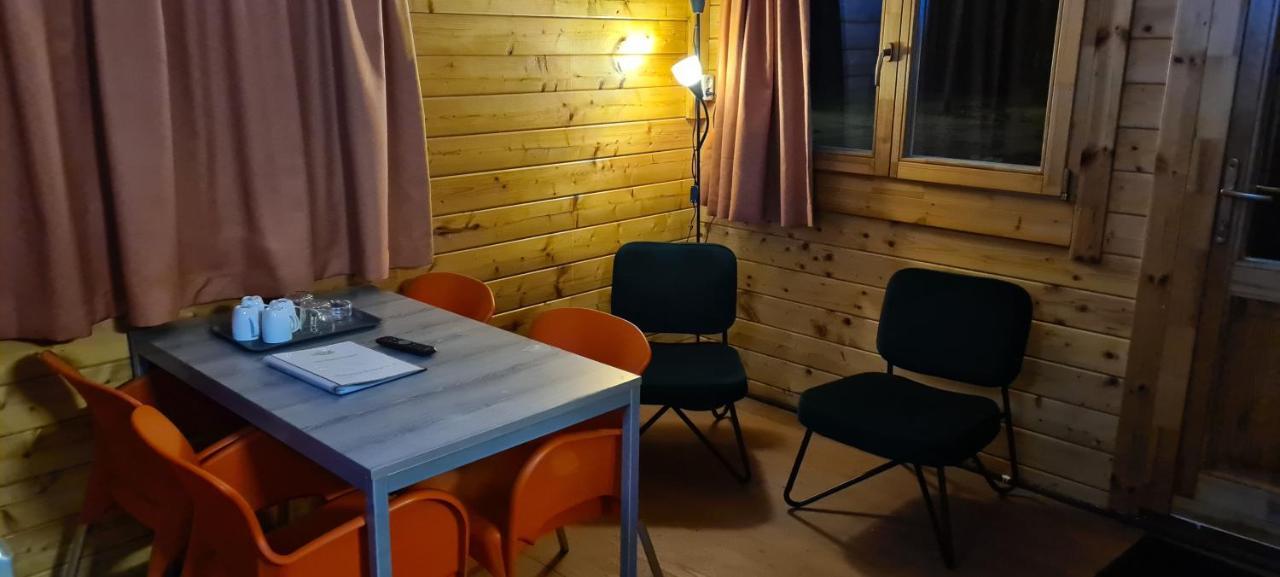 't Urkerbos - 4 Persoons Brabantse Blokhut Campingplatz Urk